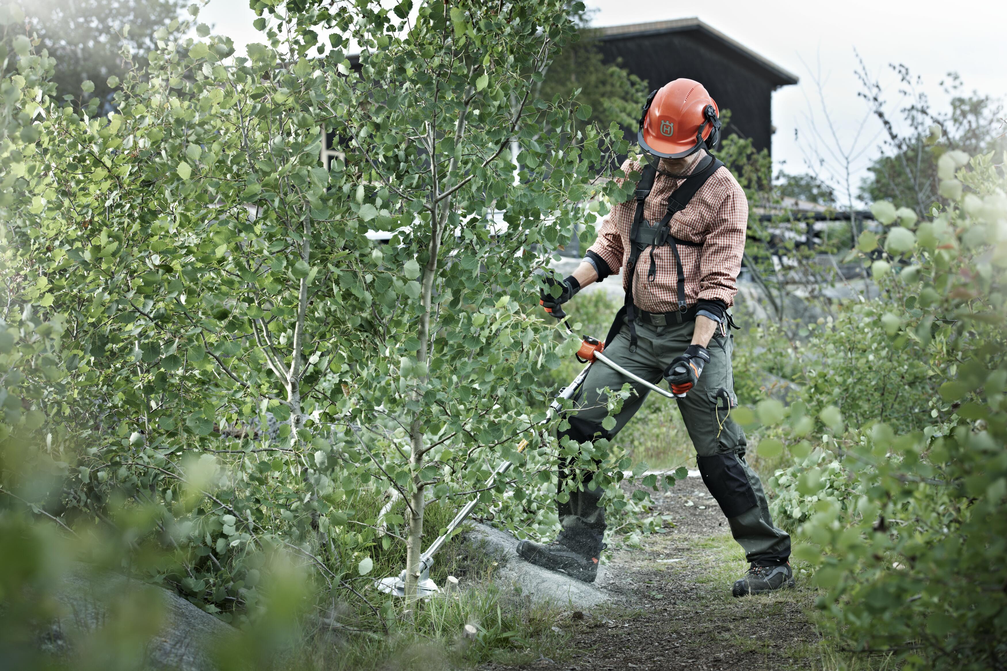 Make your brushcutter versatile by adjusting it to your task – from trimming to work in rough terrain