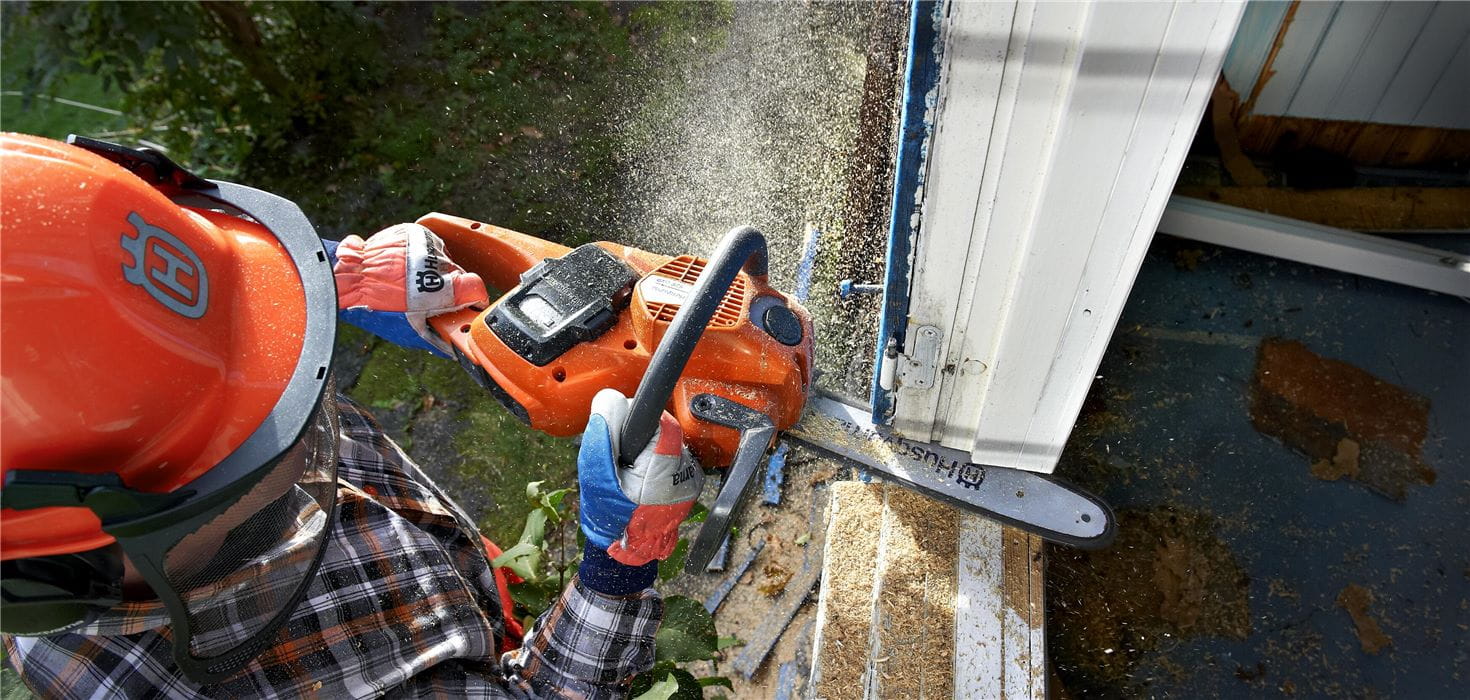Cutting window frame with cordless electric chainsaw