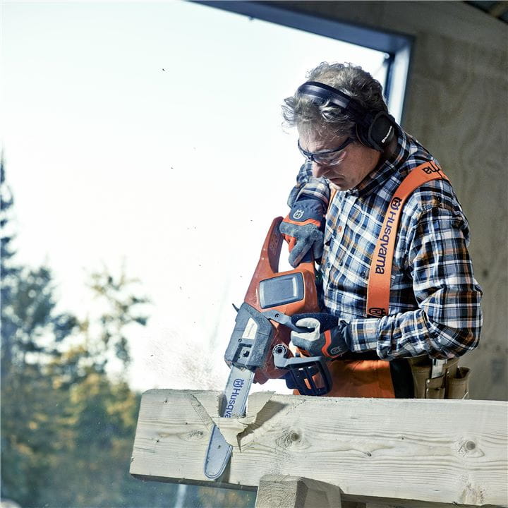 Cordless electric saw cutting fence