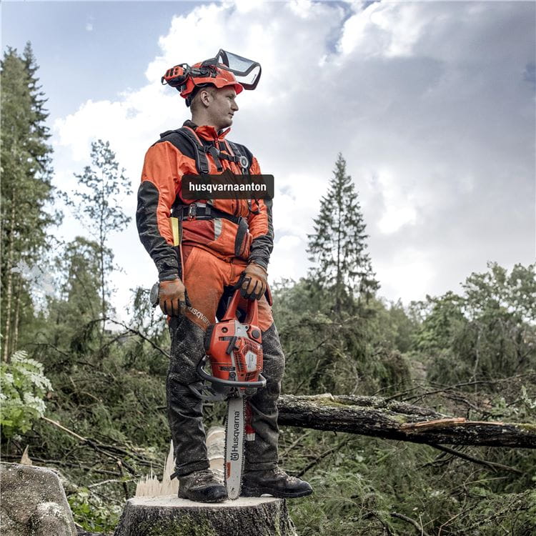 Chainsaw 550 XP 545 Mark II - Action image