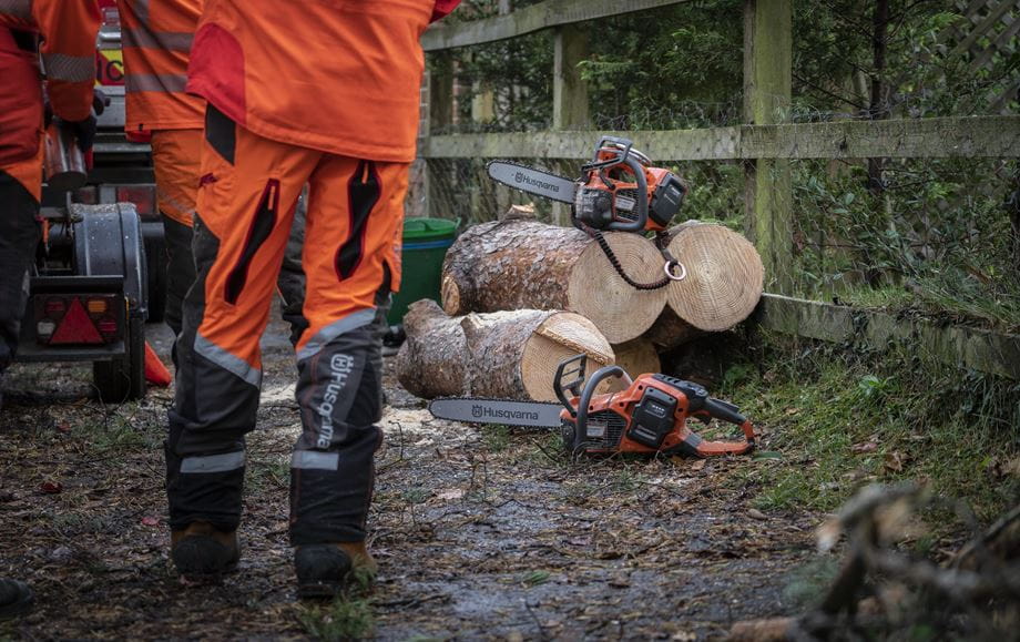 Chainsaw T540i XP and 540i XP on logs
