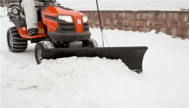 Traktor med snöblad