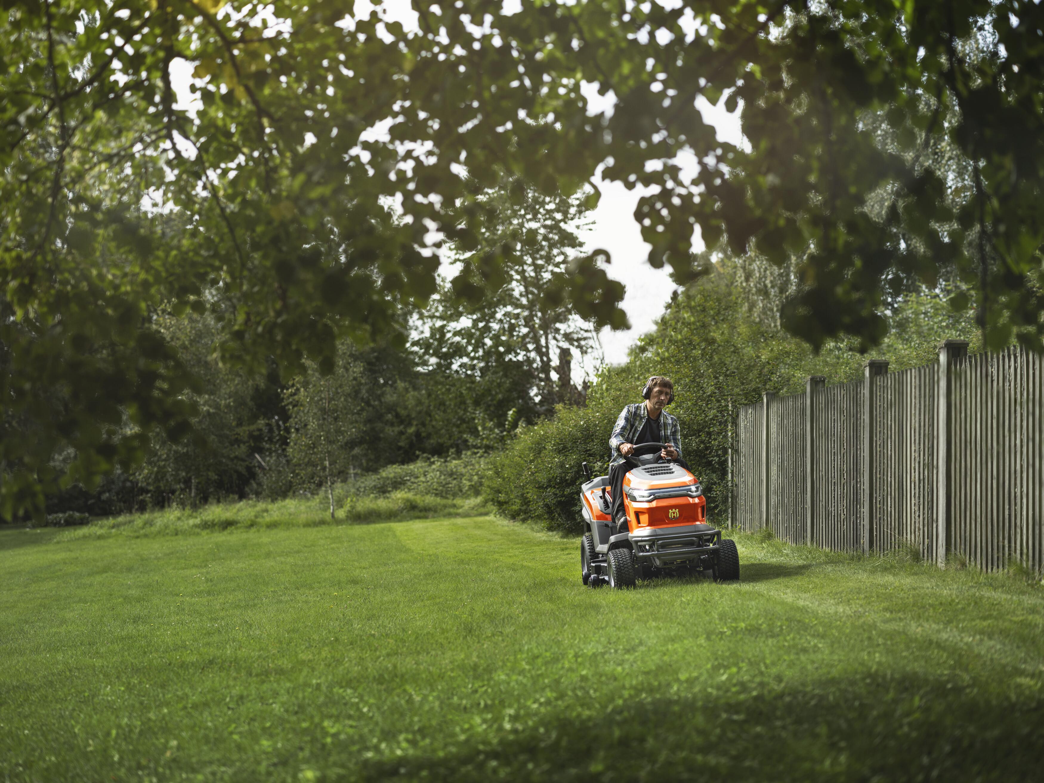 Mowing large open lawn with Garden tractor TC 220T