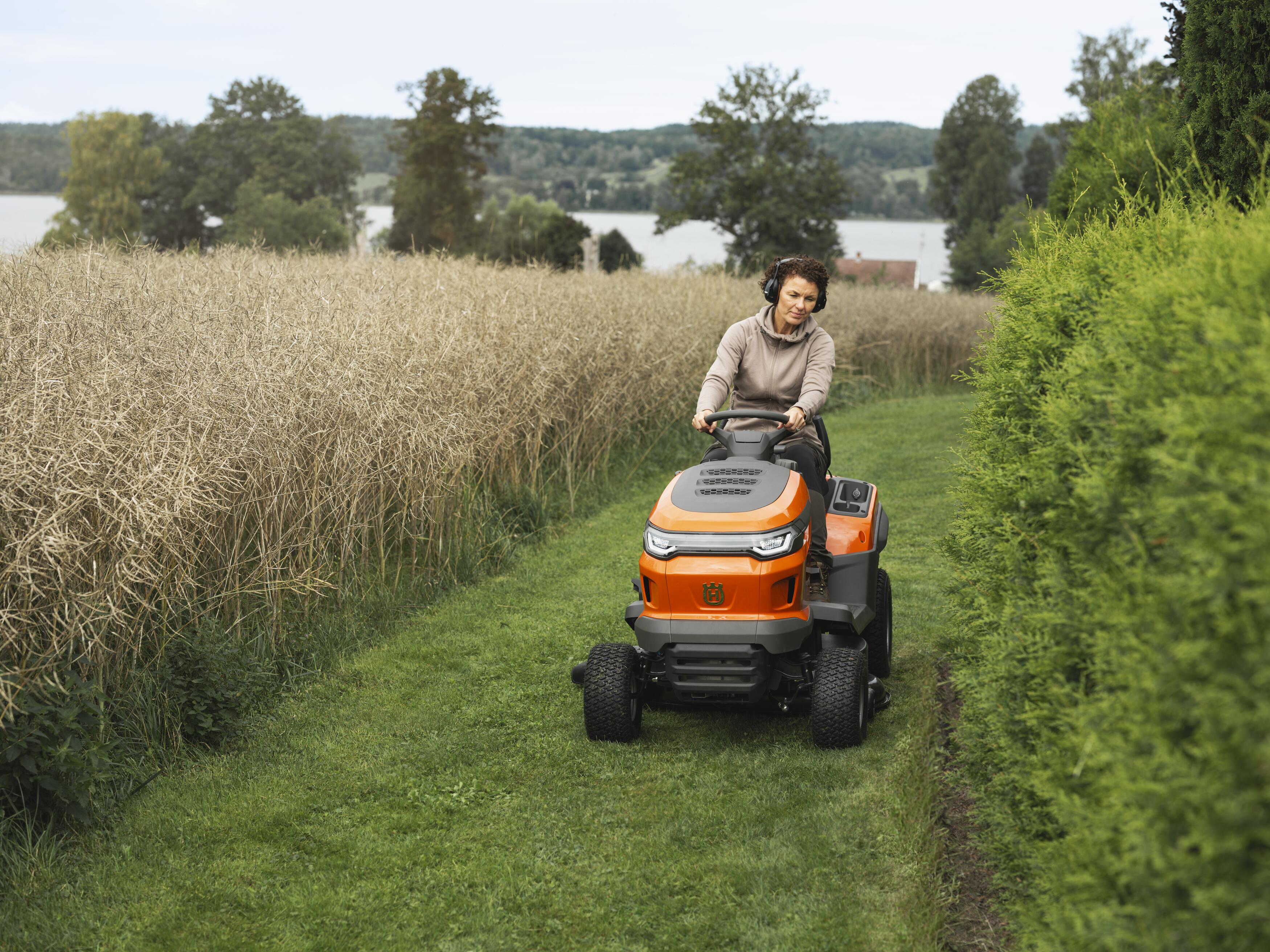 Mowing narrow passage with Garden tractor TS 215T