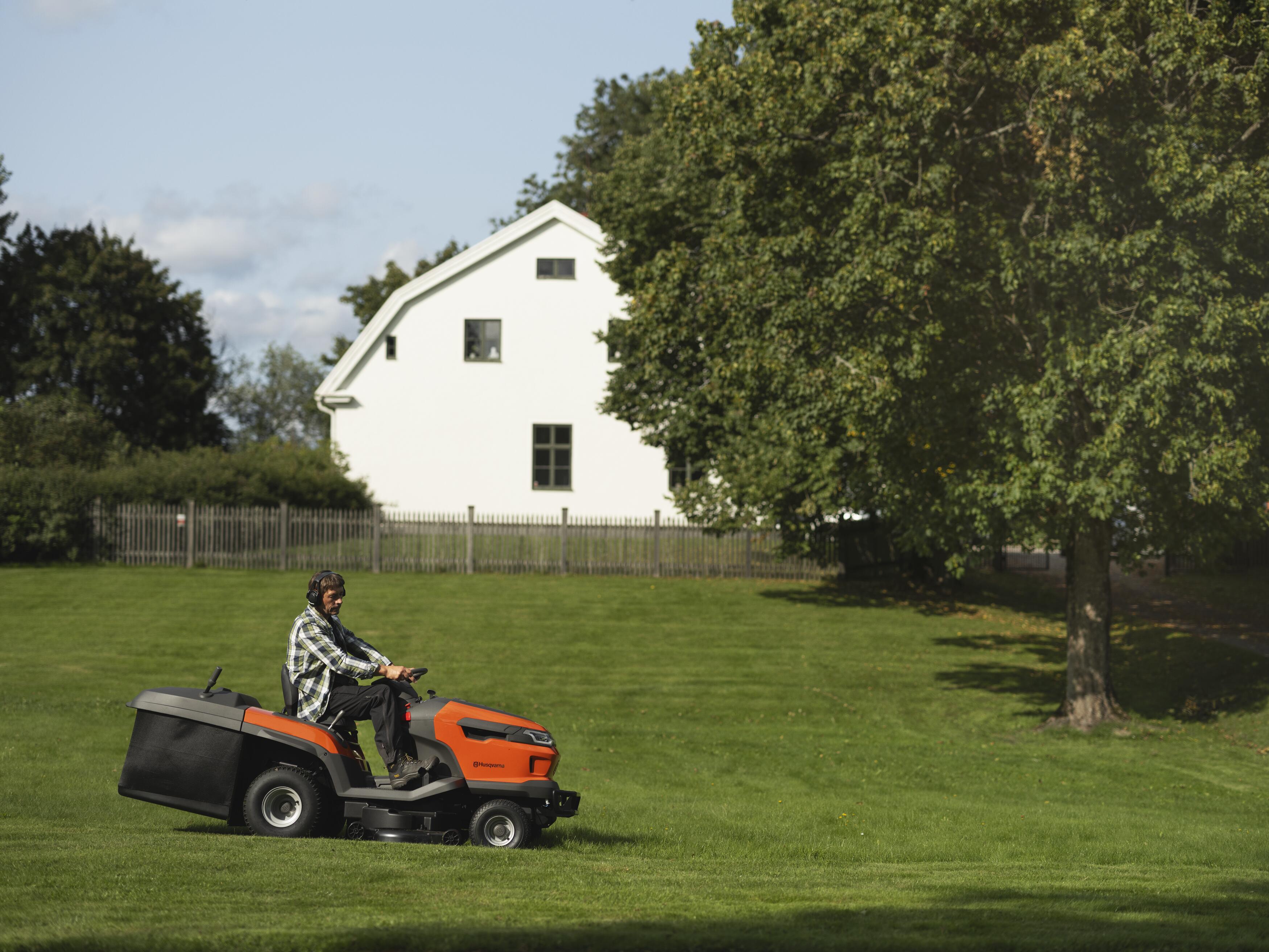 Mowing large garden with Garden tractor TC 220T