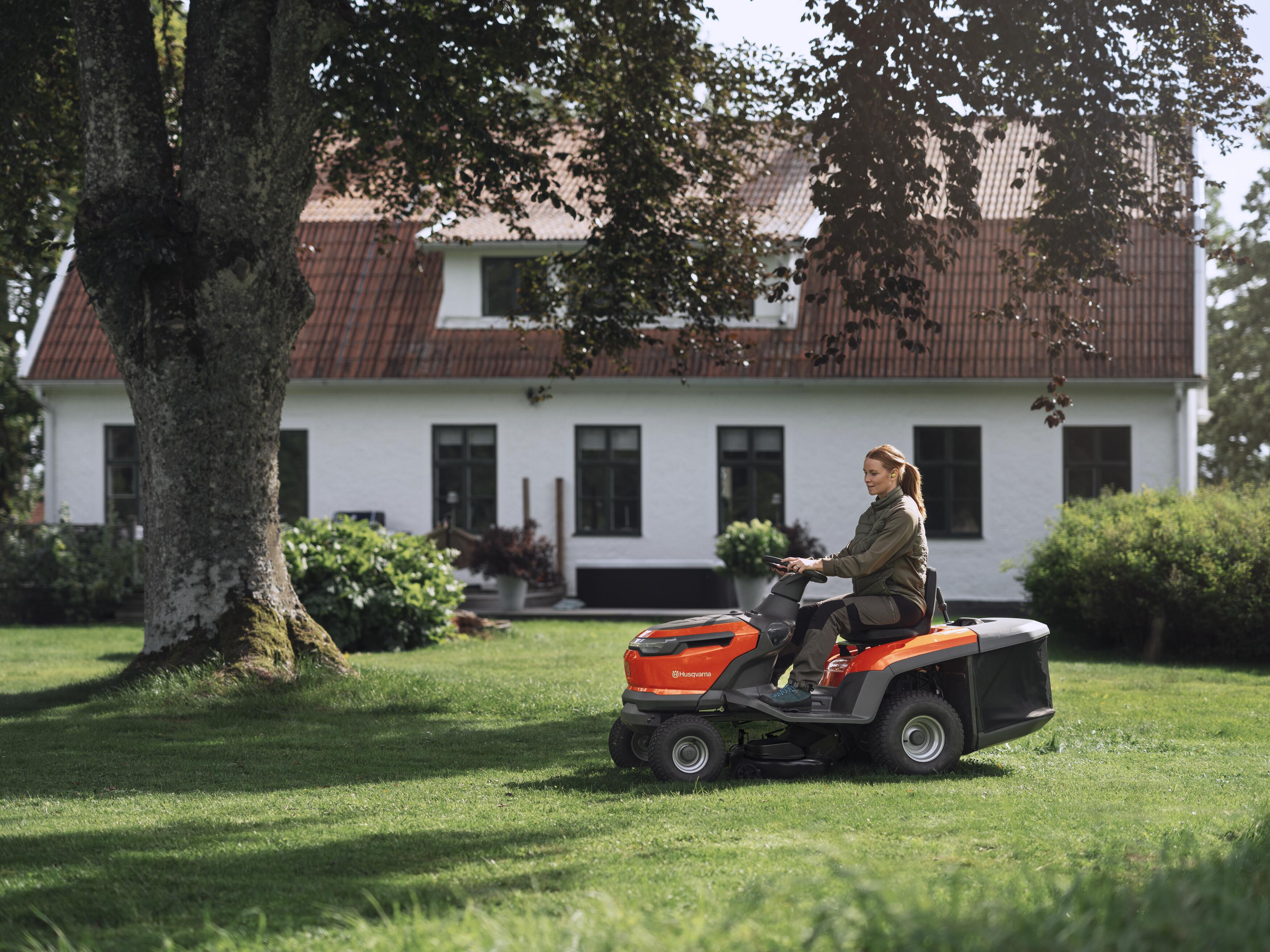 Mowing large garden with Garden tractor TC 100i