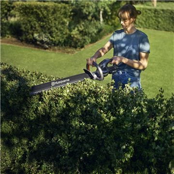 Aspire Hedgetrimmer woman trimming