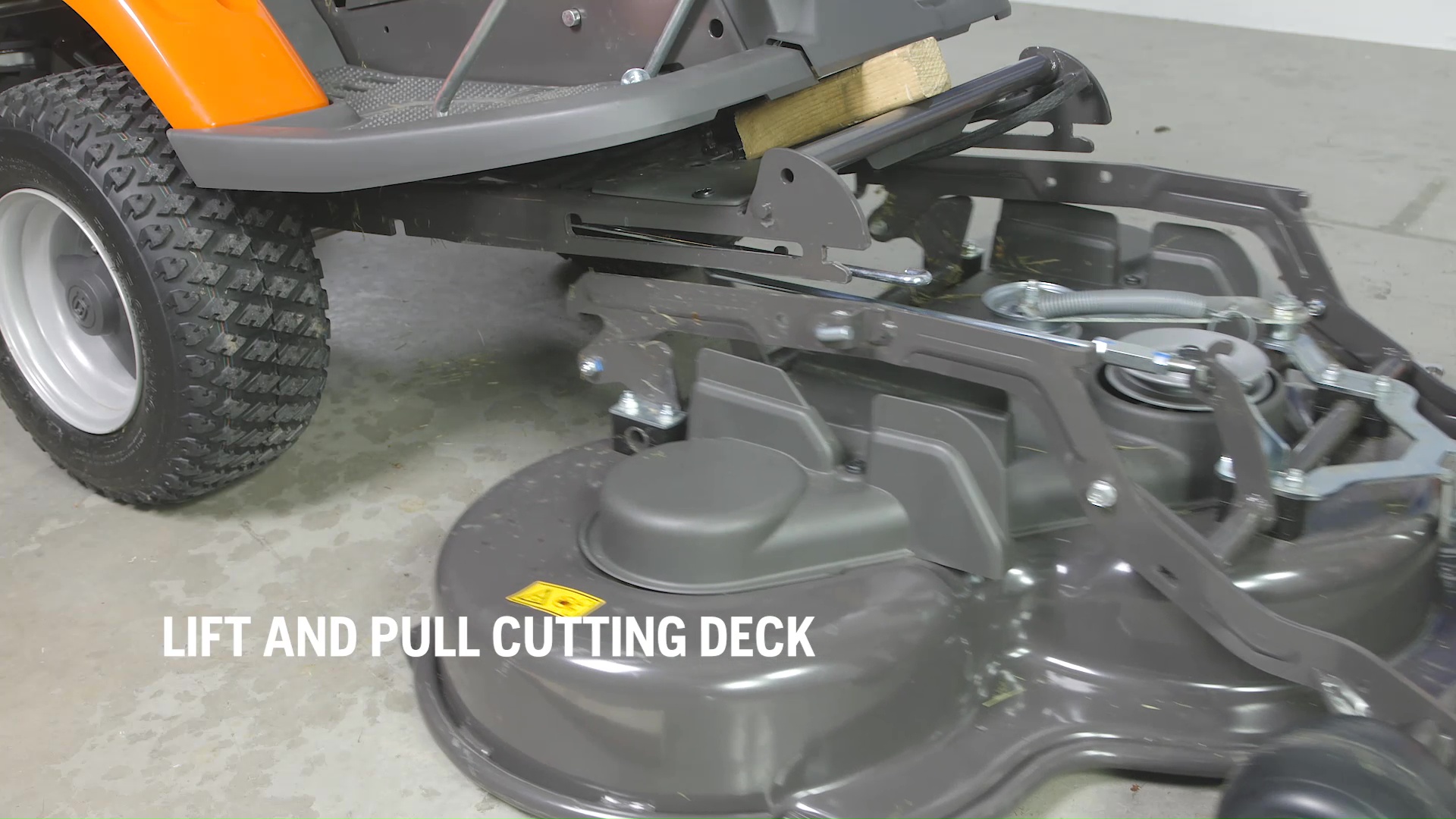 How to attach and remove the cutting deck, R 200-series 2m40s 16:9 MASTER