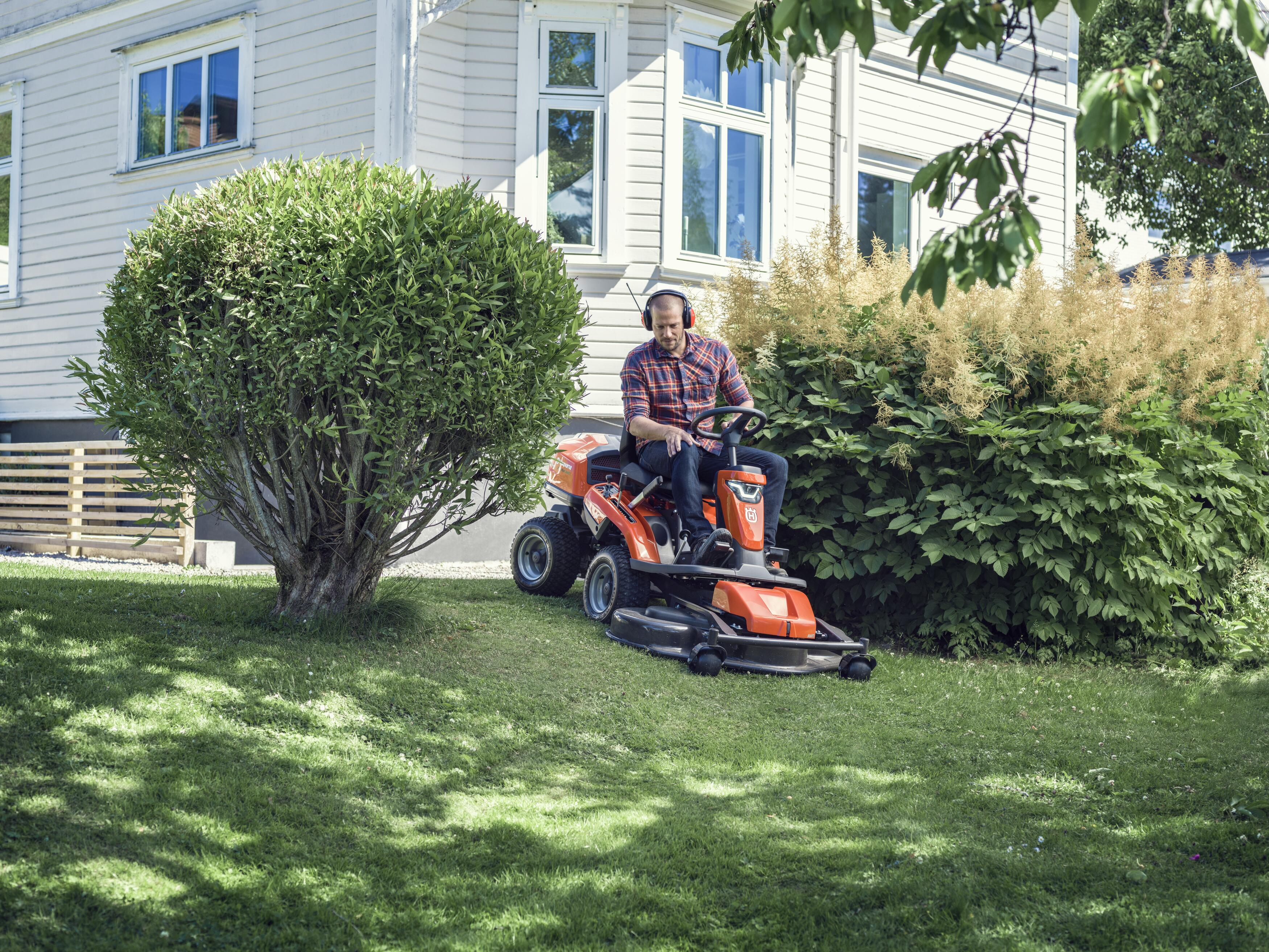 Rider R 300-series cutting grass