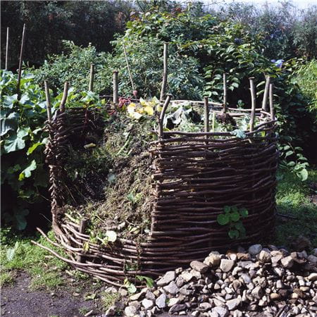 En kallkompost av flätad pil, för kompostering av trädgårdsavfall